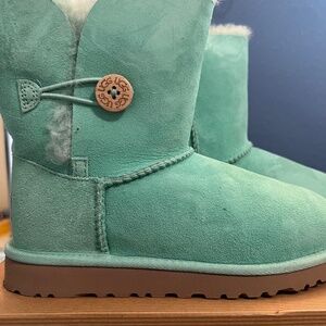 Kids Women’s Bailey button short Ugg boots